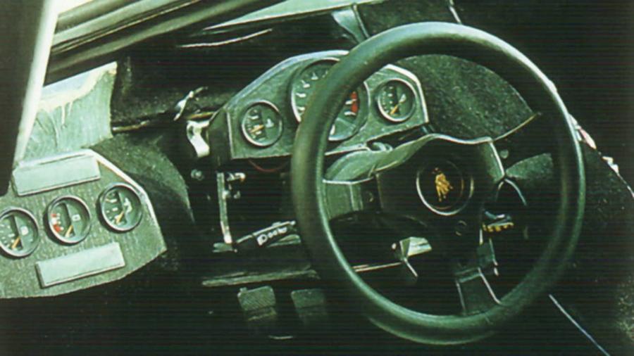 Панель приборов Lamborghini Countach Evoluzione 1987 года  (фото 6 из 9)